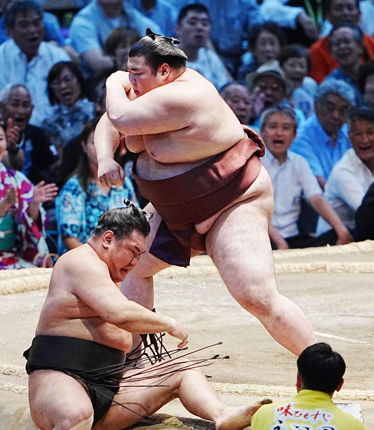 熱海富士は豊昇龍（下）を寄り倒しで破る（撮影・小沢裕）