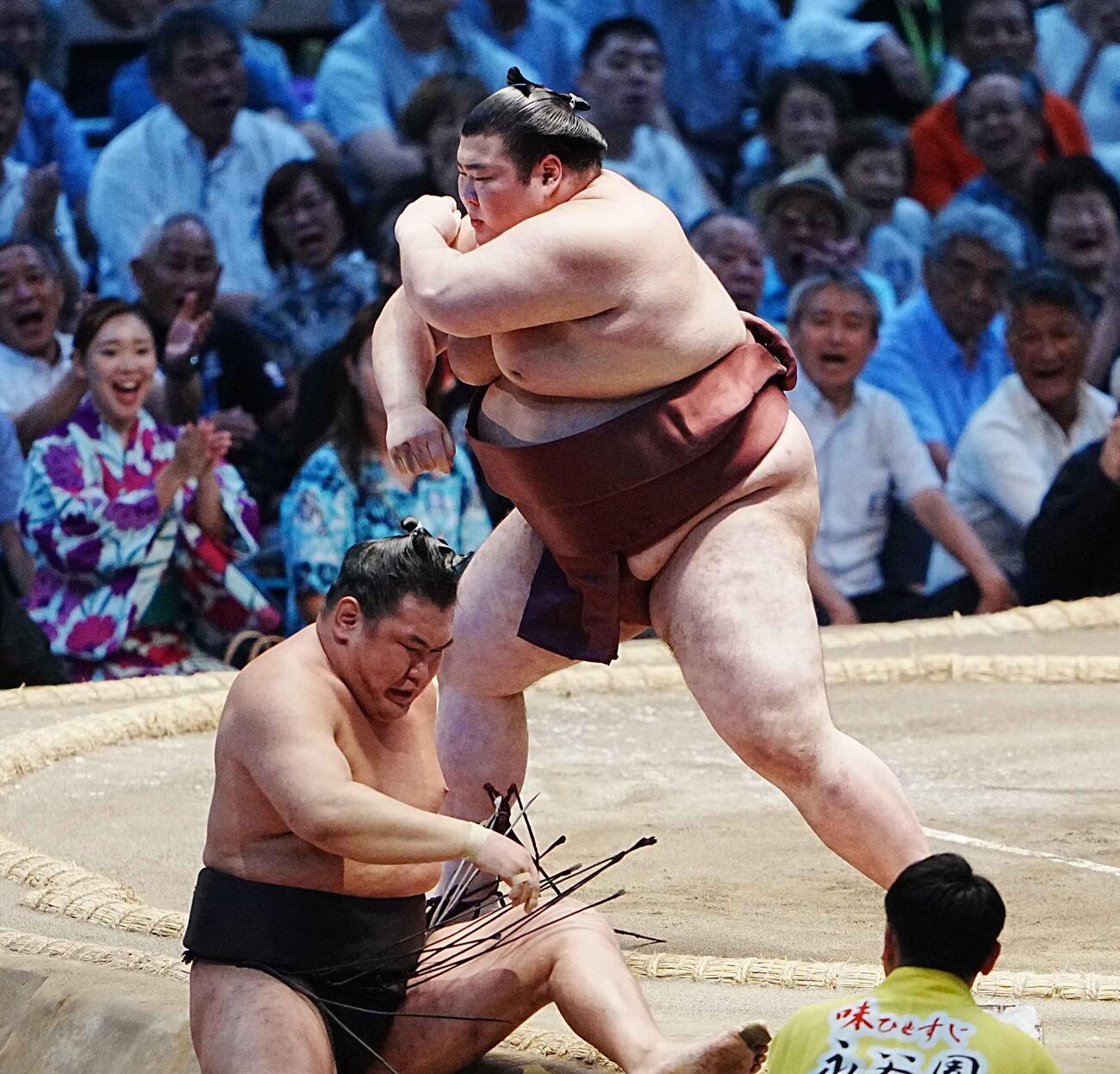 熱海富士は豊昇龍（下）を寄り倒しで破る（撮影・小沢裕）