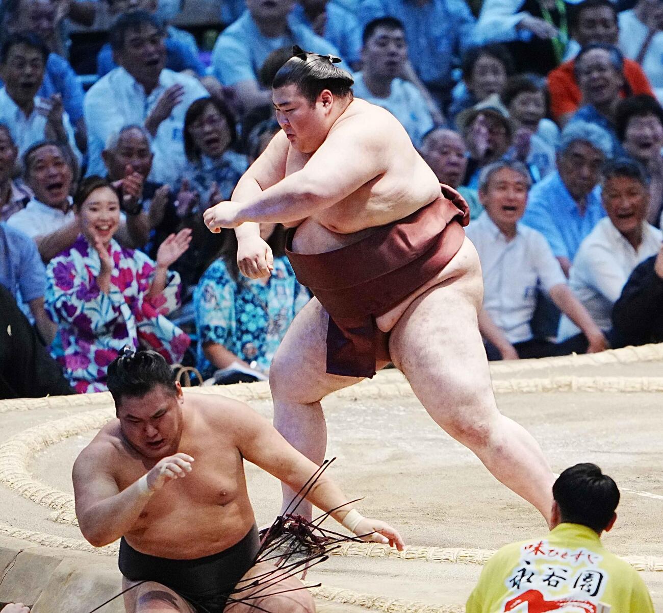 熱海富士は豊昇龍（下）を寄り倒しで破る（撮影・小沢裕）