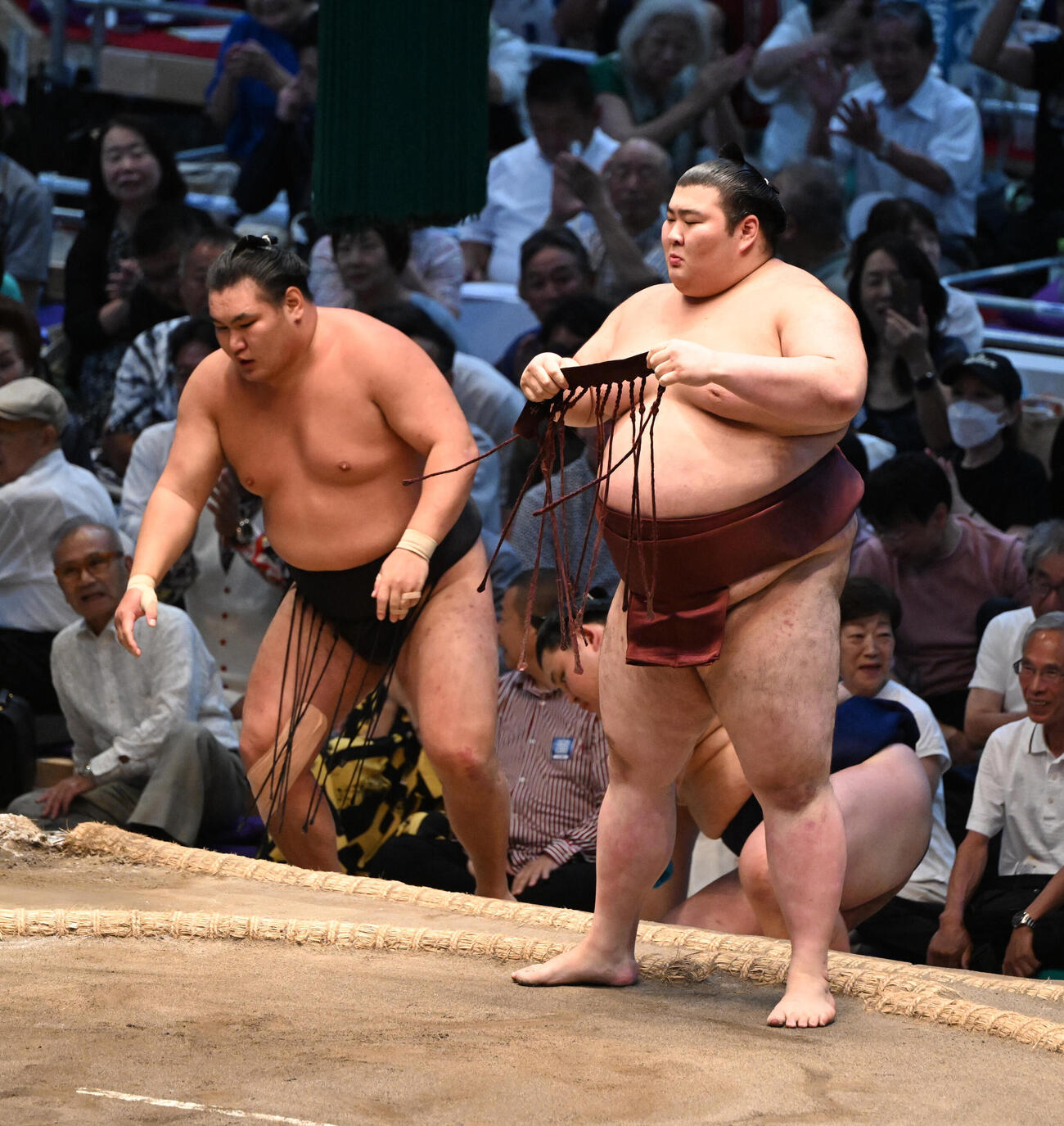 豊昇龍（左）を寄り倒しで破った熱海富士（撮影・和賀正仁）