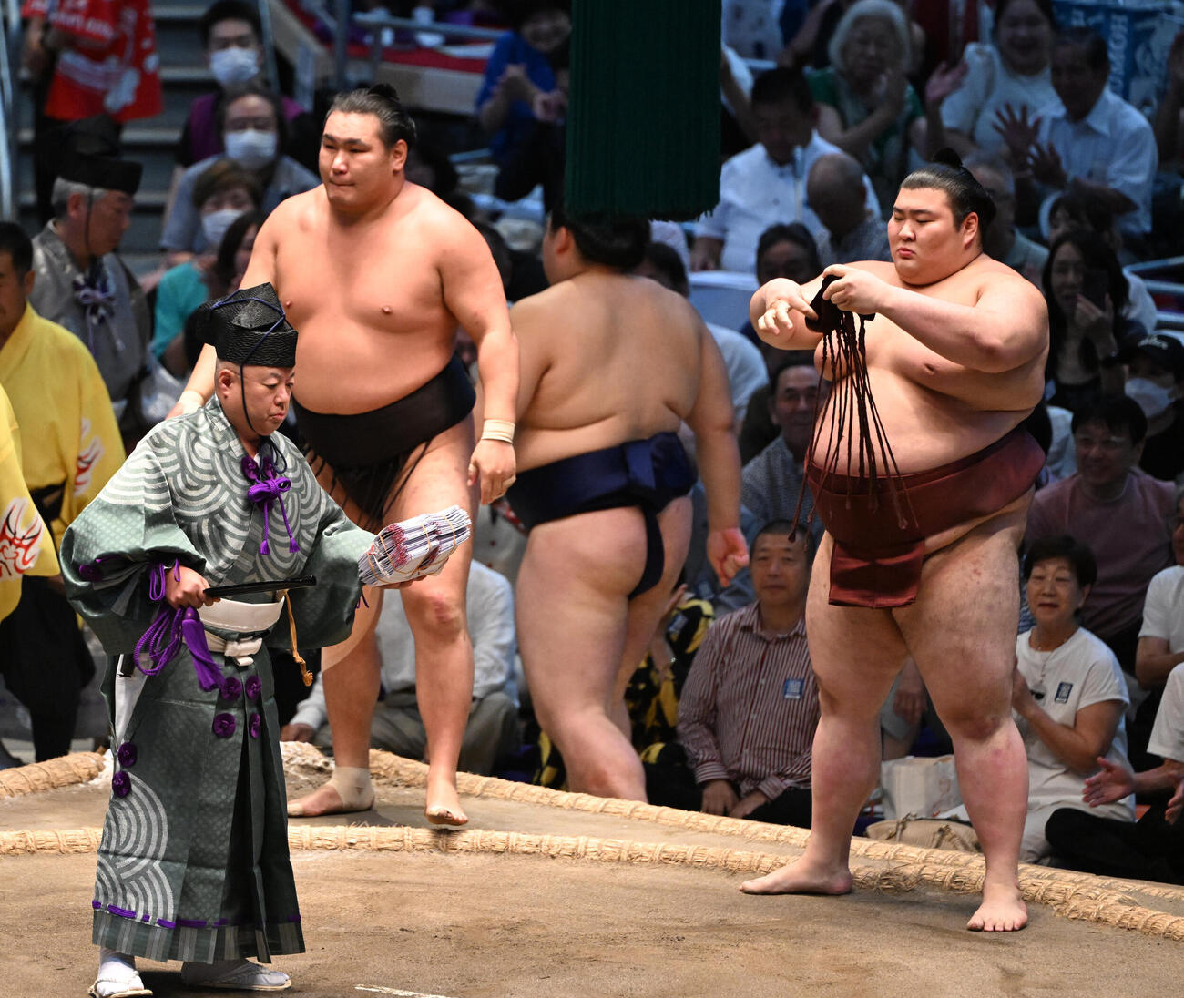 豊昇龍（左）を寄り倒しで破った熱海富士（撮影・和賀正仁）