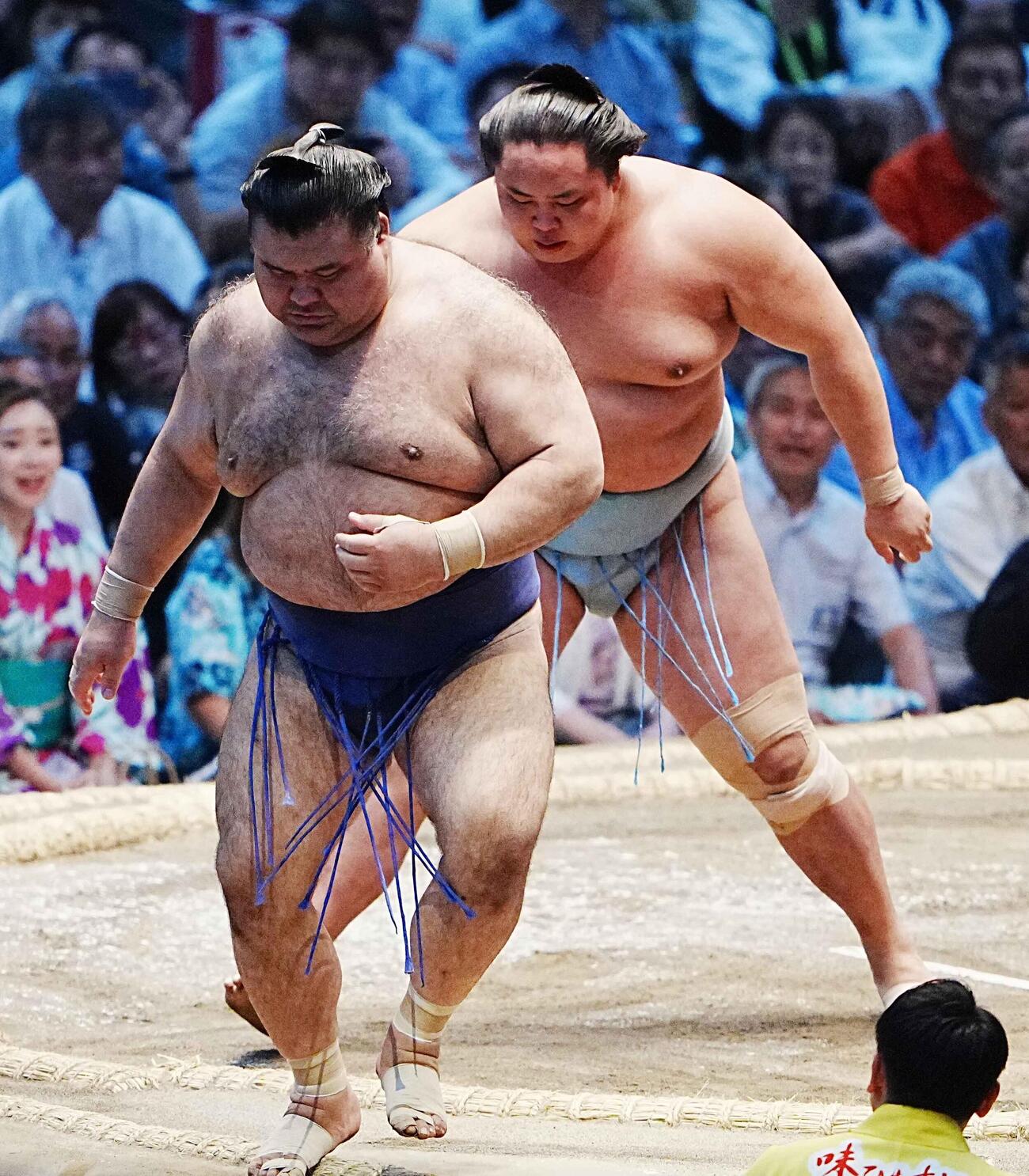 高安（左）は琴勝峰に送り出しで敗れる（撮影・小沢裕）