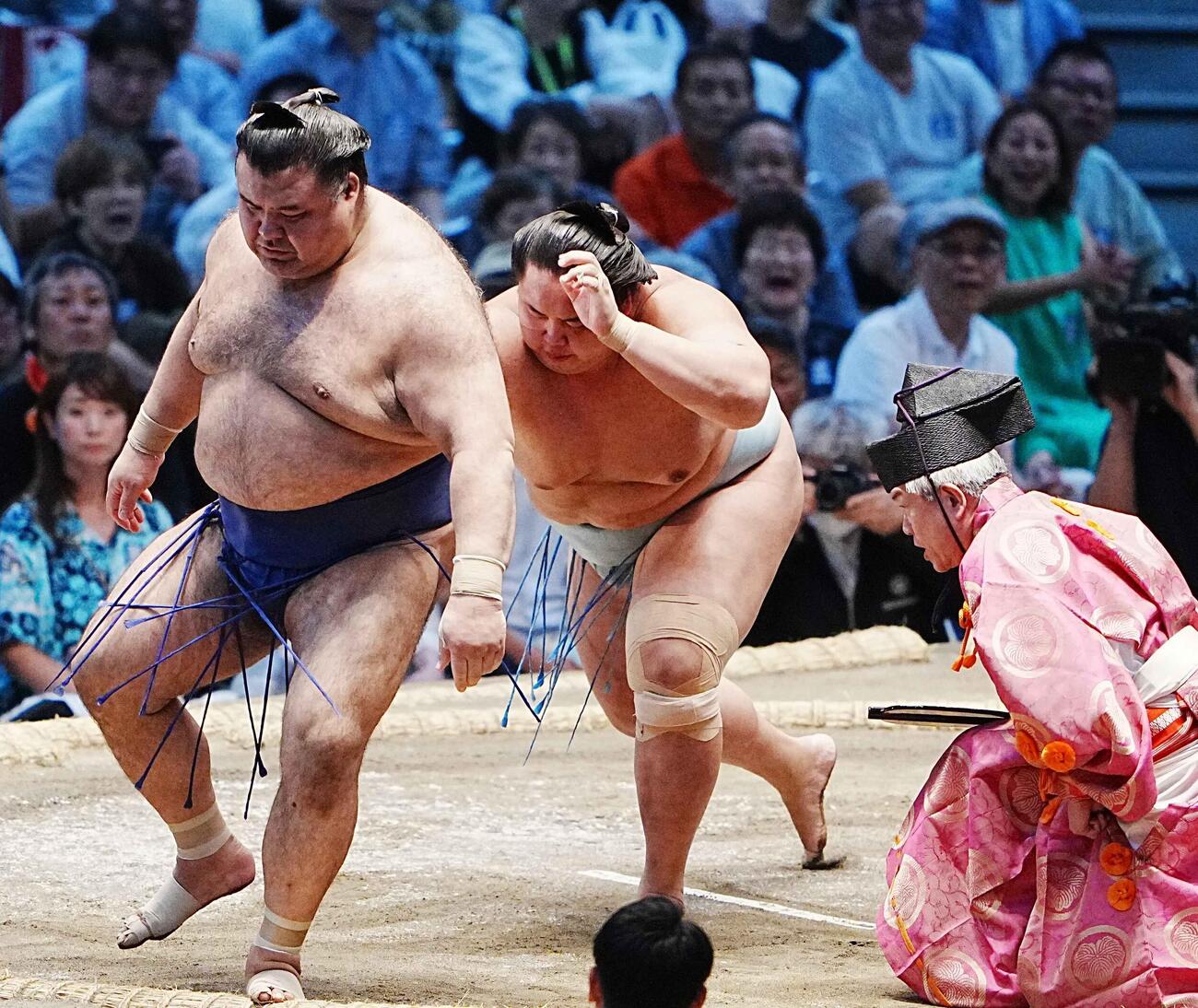 琴勝峰は高安（左）を送り出しで下す（撮影・小沢裕）