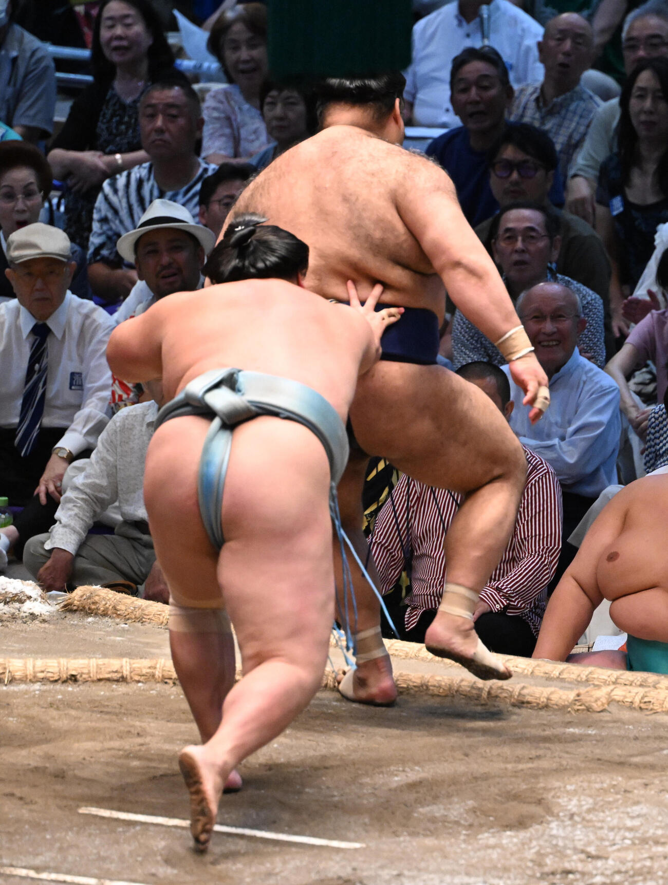 高安（右）を送り出しで破る琴勝峰（撮影・和賀正仁）