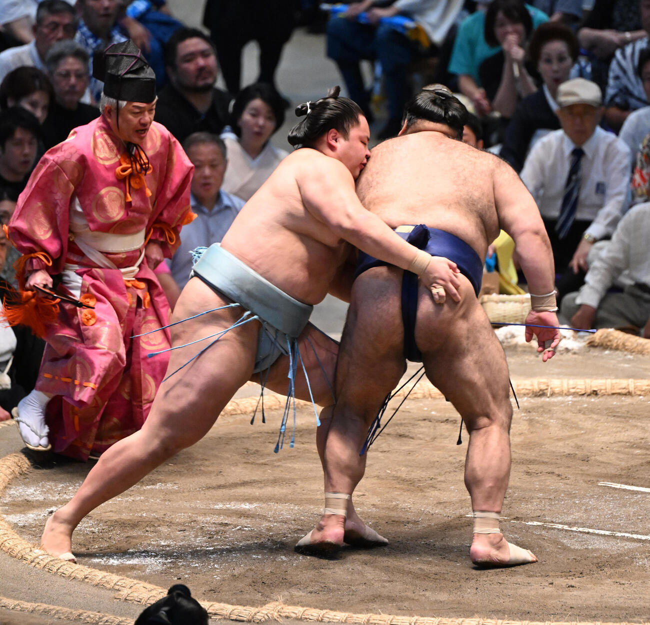 高安（右）を送り出しで破る琴勝峰（撮影・和賀正仁）