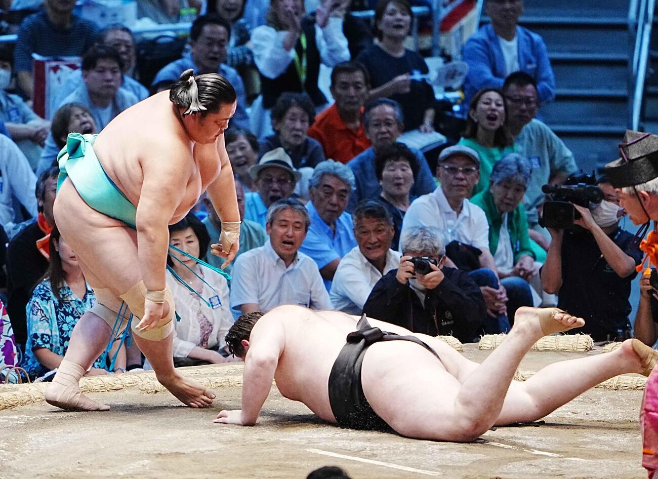 琴桜（左）は獅司を下手出し投げで下す（撮影・小沢裕）