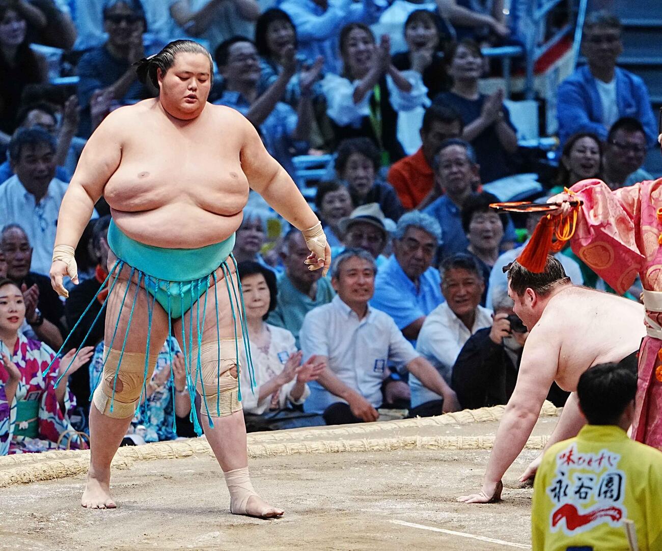 琴桜（左）は獅司を下手出し投げで下す（撮影・小沢裕）