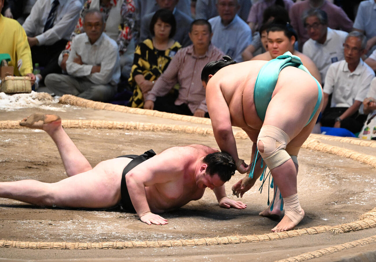 獅司（左）は下手出し投げで琴桜に敗れる（撮影・和賀正仁）