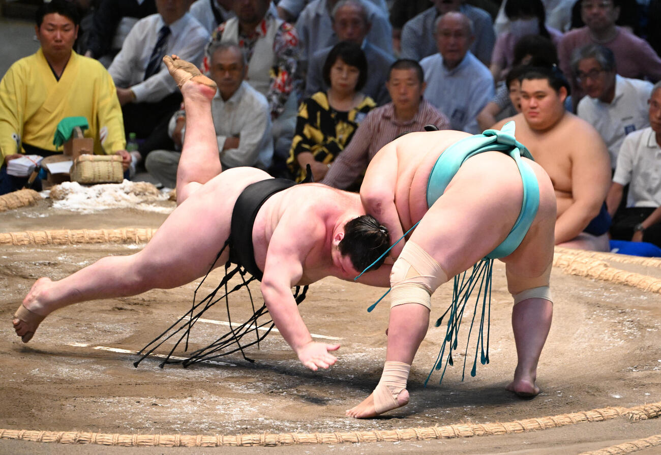獅司（左）を下手出し投げで破る琴桜（撮影・和賀正仁）