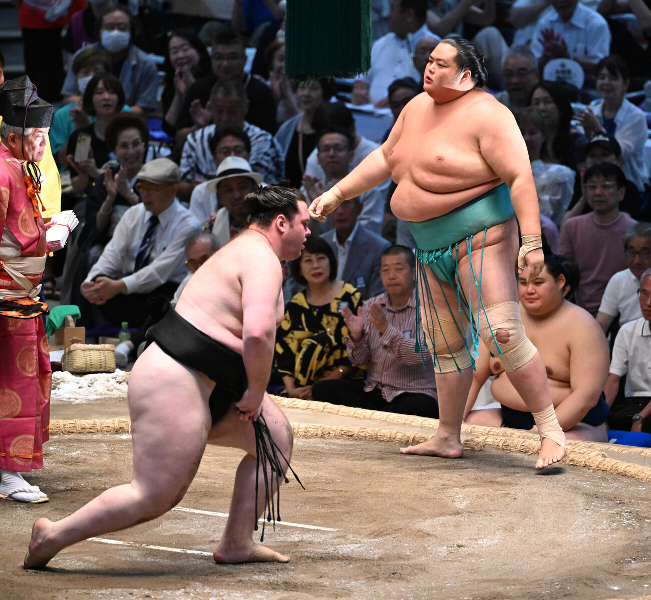 獅司（左）を下手出し投げで破る琴桜（撮影・和賀正仁）