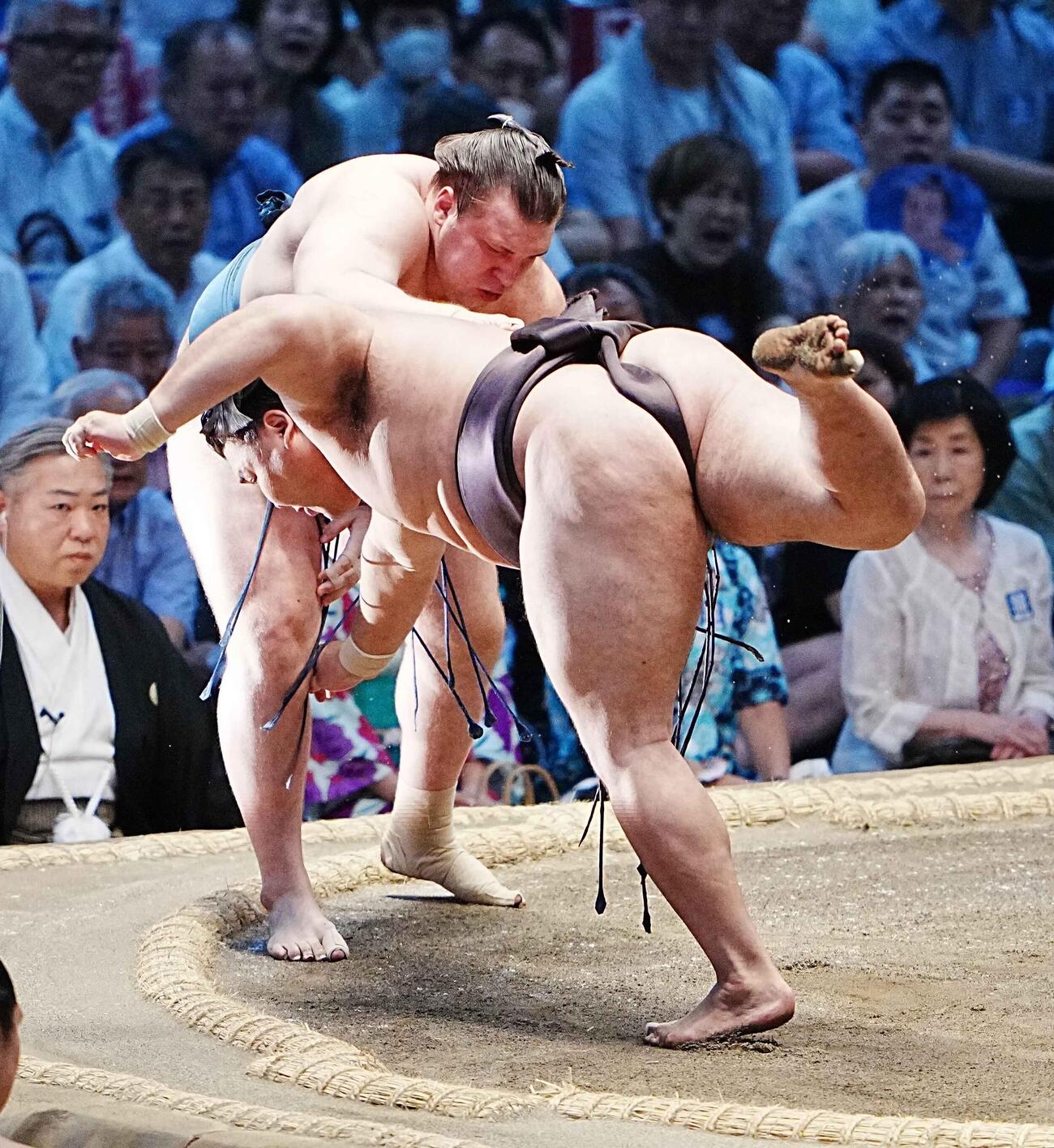安青錦は霧島（手前）を肩透かしで破る（撮影・小沢裕）