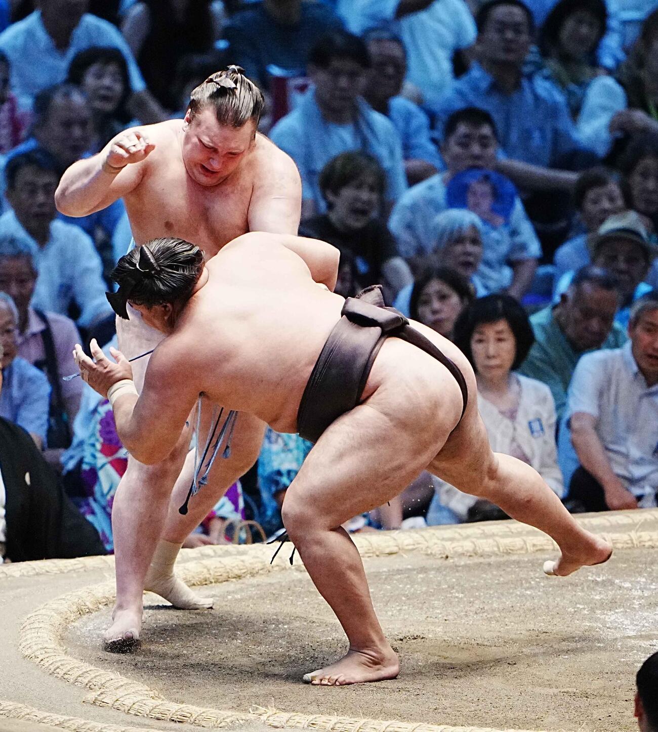 安青錦は霧島（手前）を肩透かしで破る（撮影・小沢裕）