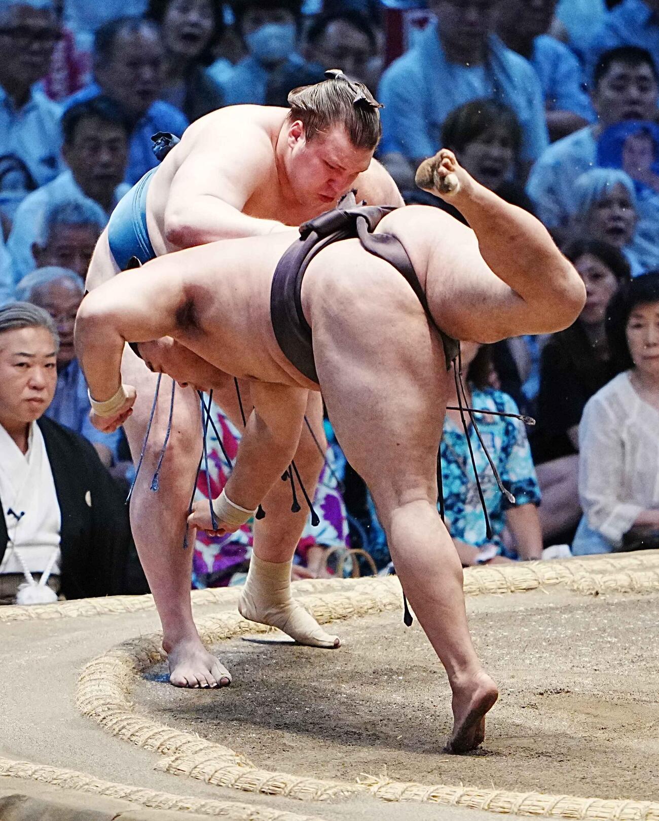 安青錦は霧島（手前）を肩透かしで破る（撮影・小沢裕）