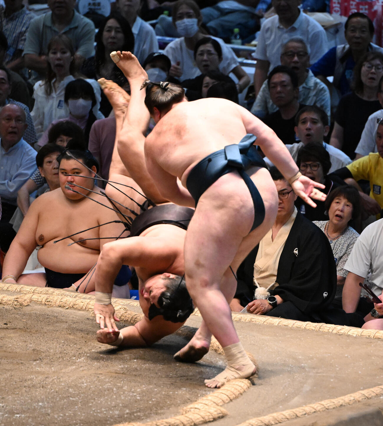 霧島（奥）をすくい投げで破る安青錦（撮影・和賀正仁）