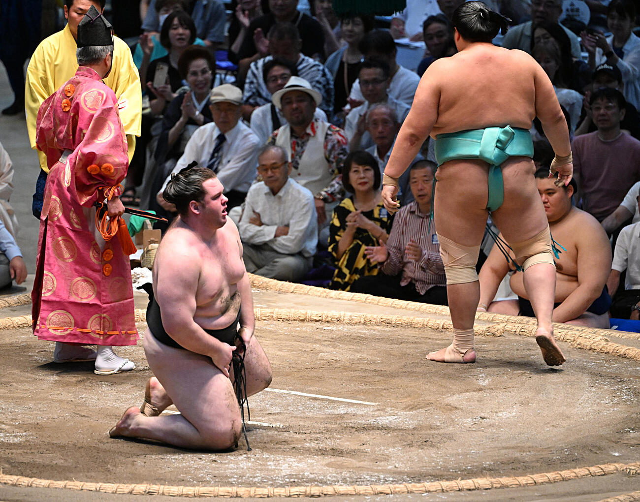獅司（左）は下手出し投げで琴桜に敗れる（撮影・和賀正仁）