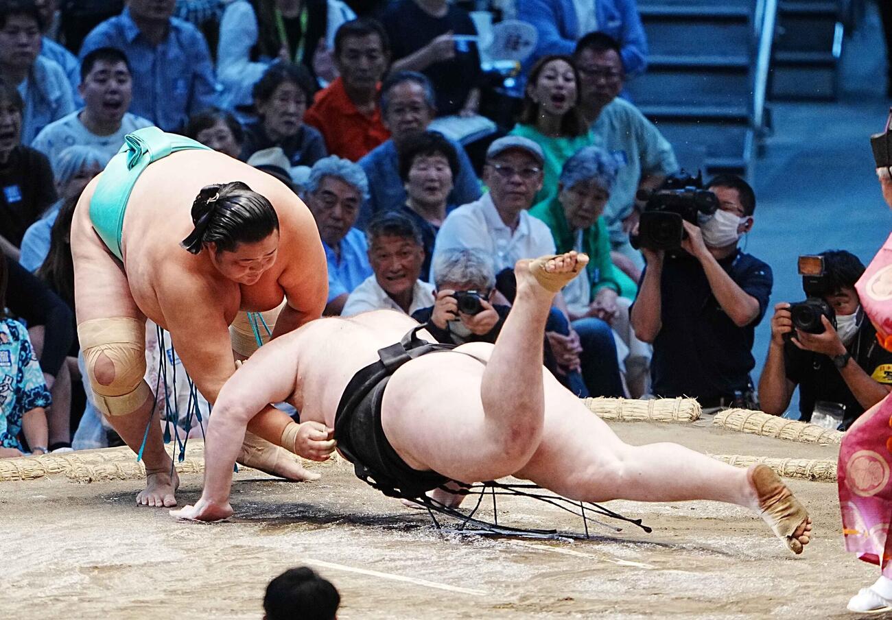 琴桜（左）は獅司を下手出し投げで下す（撮影・小沢裕）
