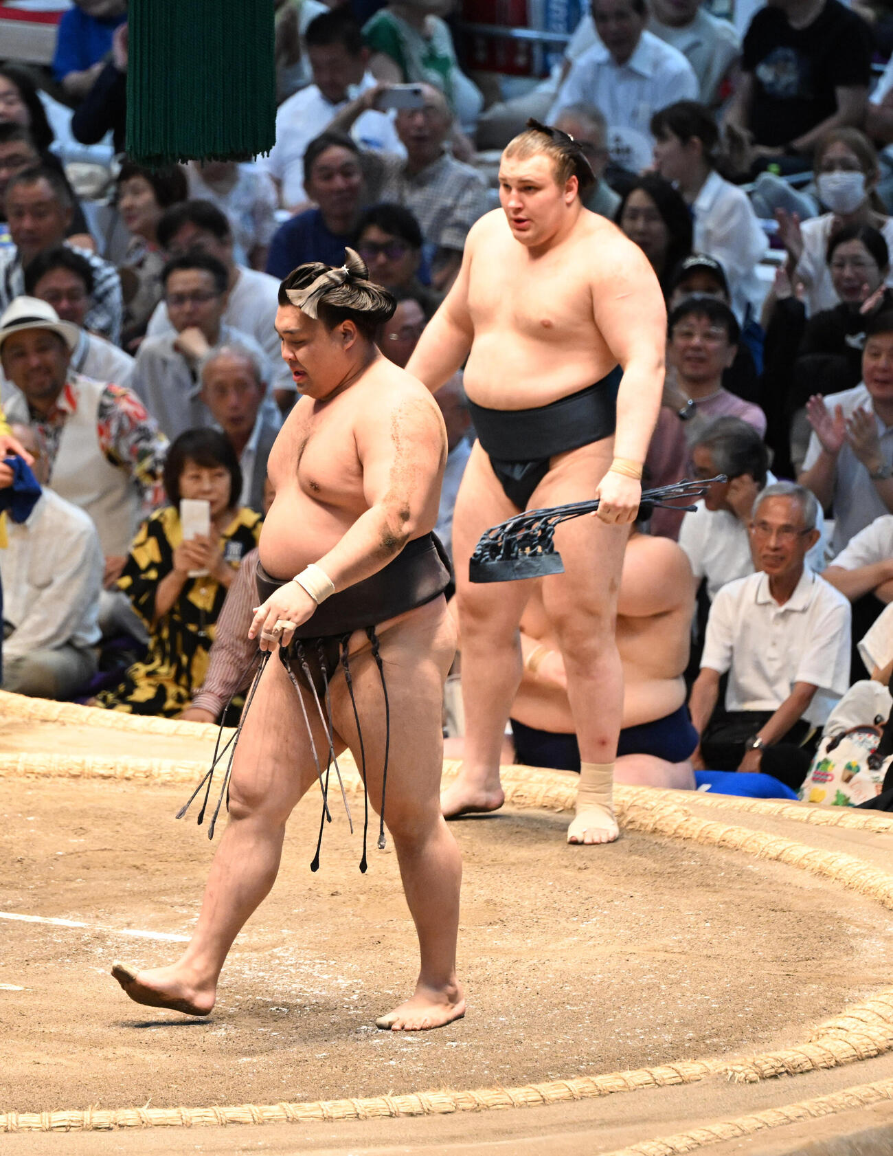 霧島（左）は肩すかしで安青錦に敗れる（撮影・和賀正仁）