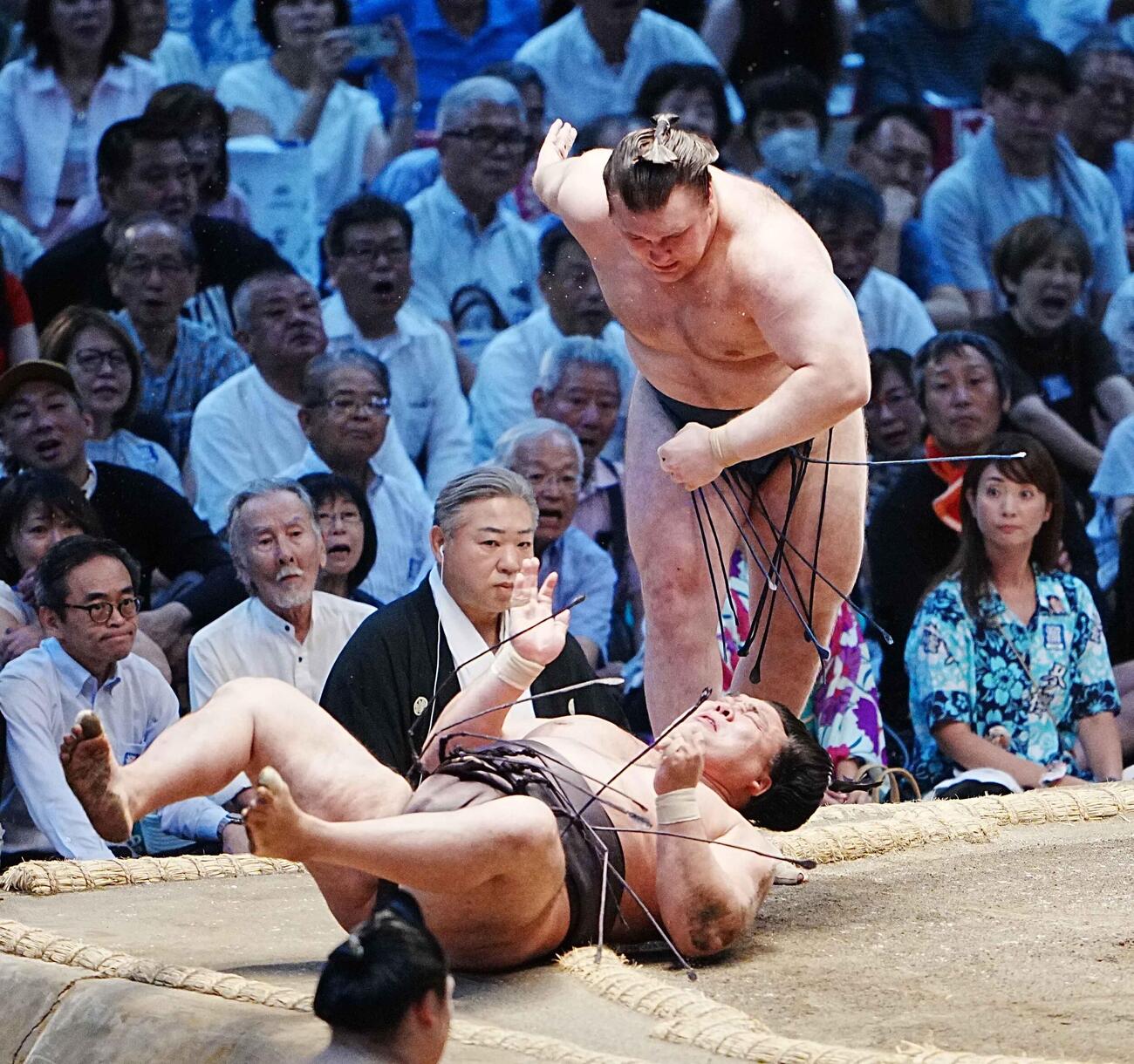 安青錦（奥）に肩透かしで敗れた霧島（撮影・小沢裕）