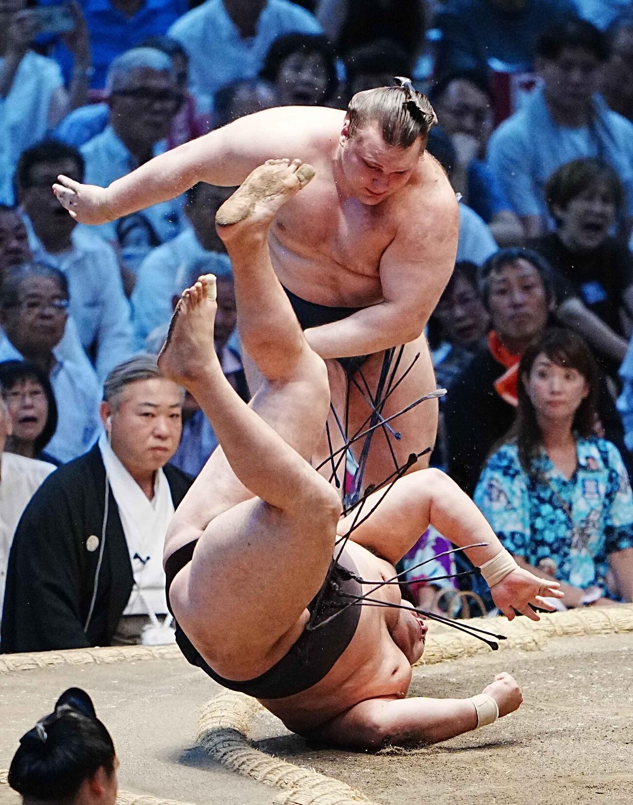 安青錦は霧島（手前）を肩透かしで破る（撮影・小沢裕）