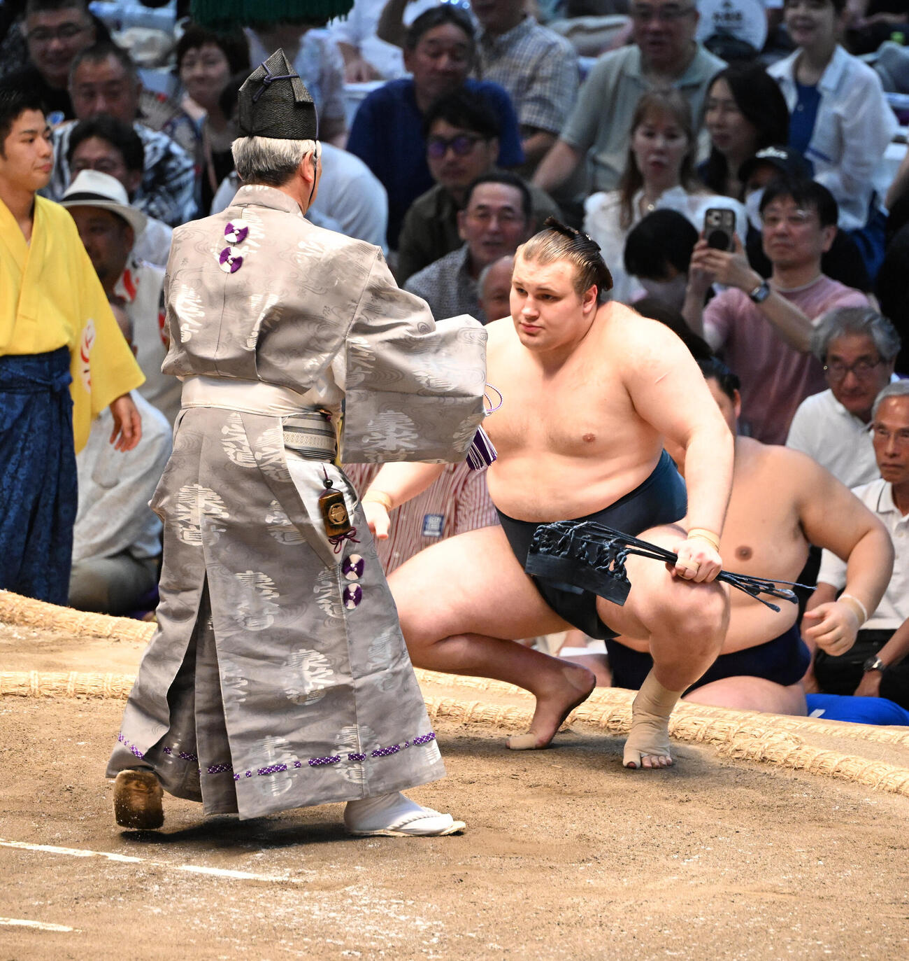 霧島を肩透かしで破った安青錦（撮影・和賀正仁）