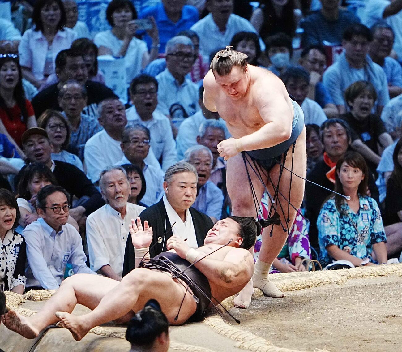 安青錦は霧島（手前）を肩透かしで破る（撮影・小沢裕）