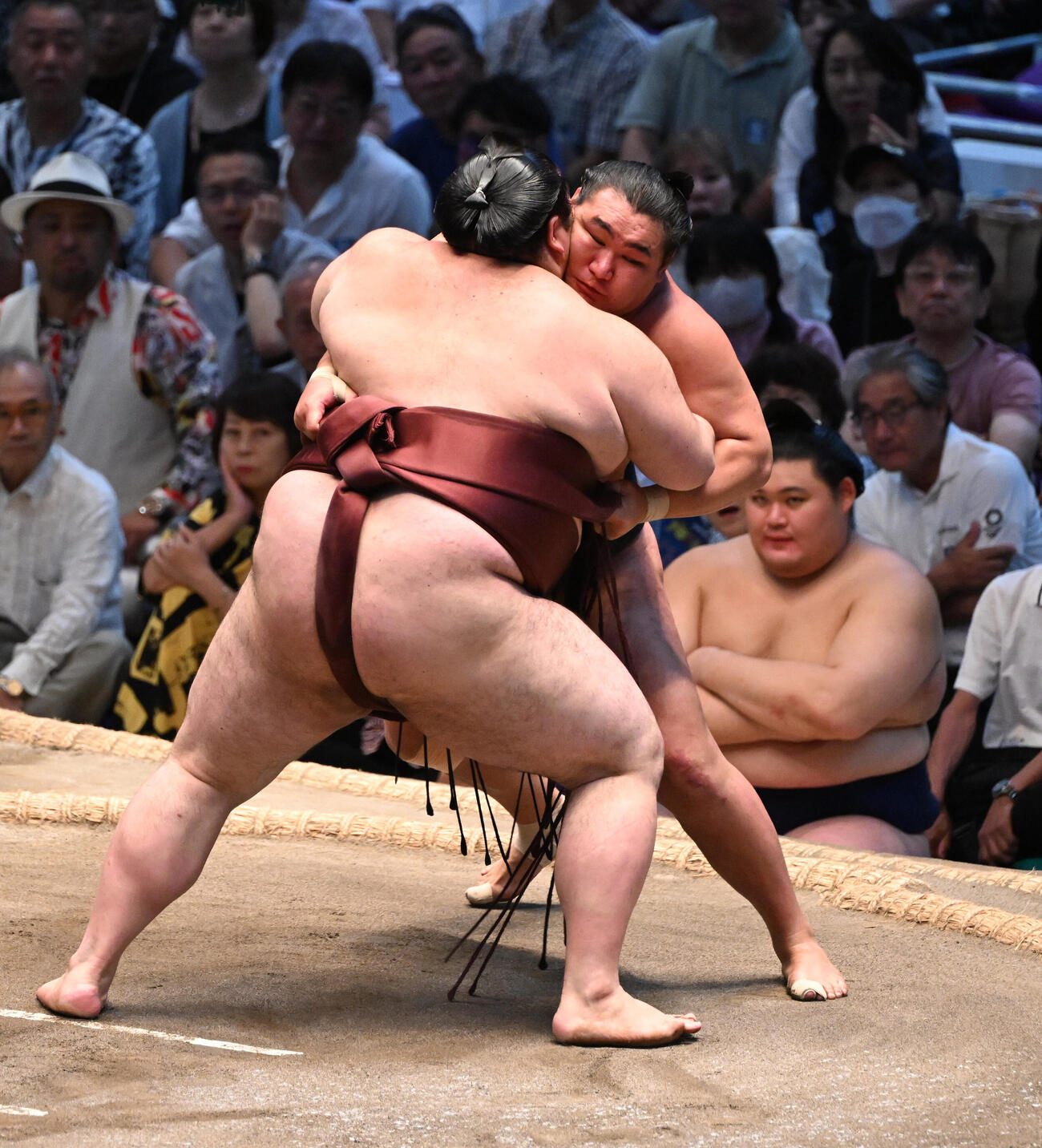 26年7月24日　豊昇龍（奥）を寄り倒しで破る熱海富士（撮影・和賀正仁）