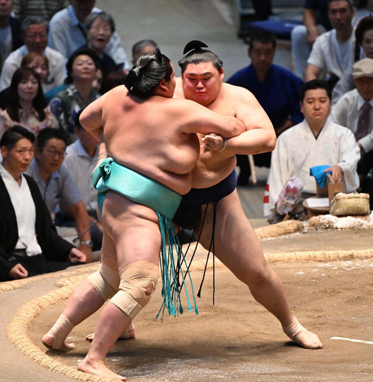 琴桜（左）を寄り切りで破る大の里（撮影・和賀正仁）