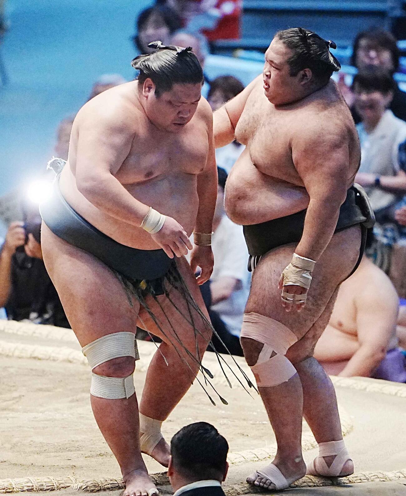 生田目（右）は錦木に寄り切りで敗れる（撮影・小沢裕）