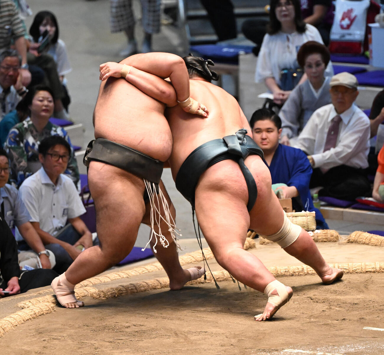 生田目（左）を寄り倒しで破る錦木（撮影・和賀正仁）