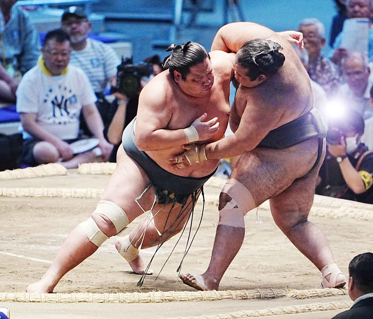 錦木（左）は生田目を寄り切りで下す（撮影・小沢裕）