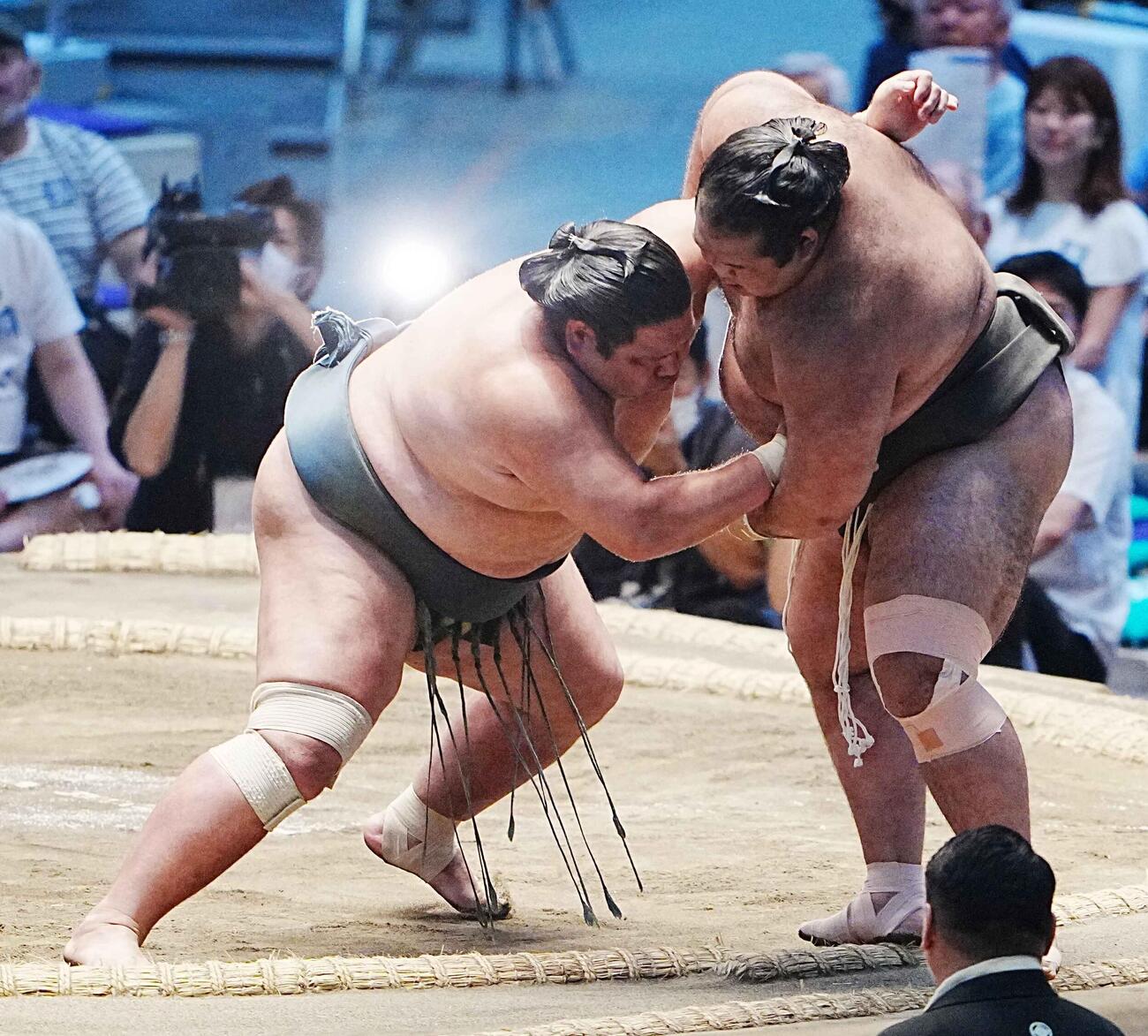 錦木（左）は生田目を寄り切りで下す（撮影・小沢裕）