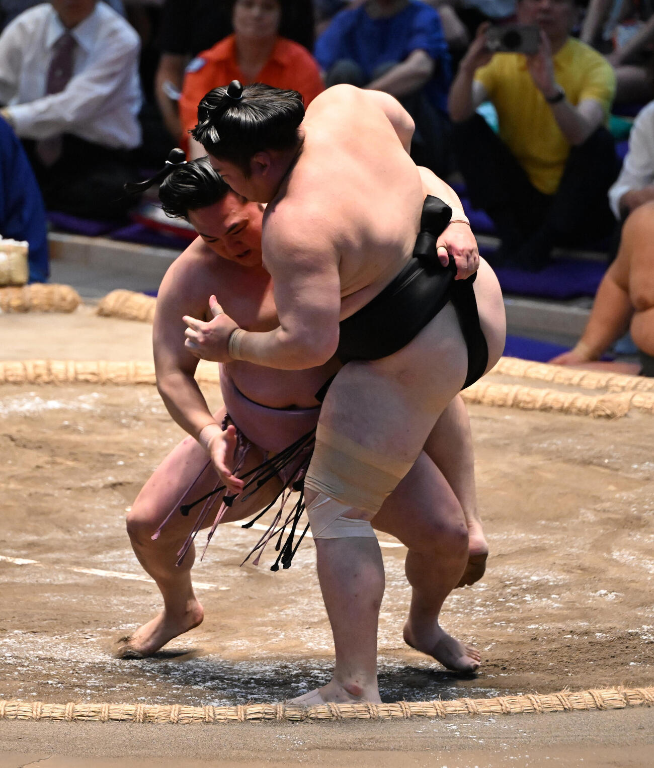 炎鵬（左）は寄り切りで西ノ龍を破る（撮影・和賀正仁）