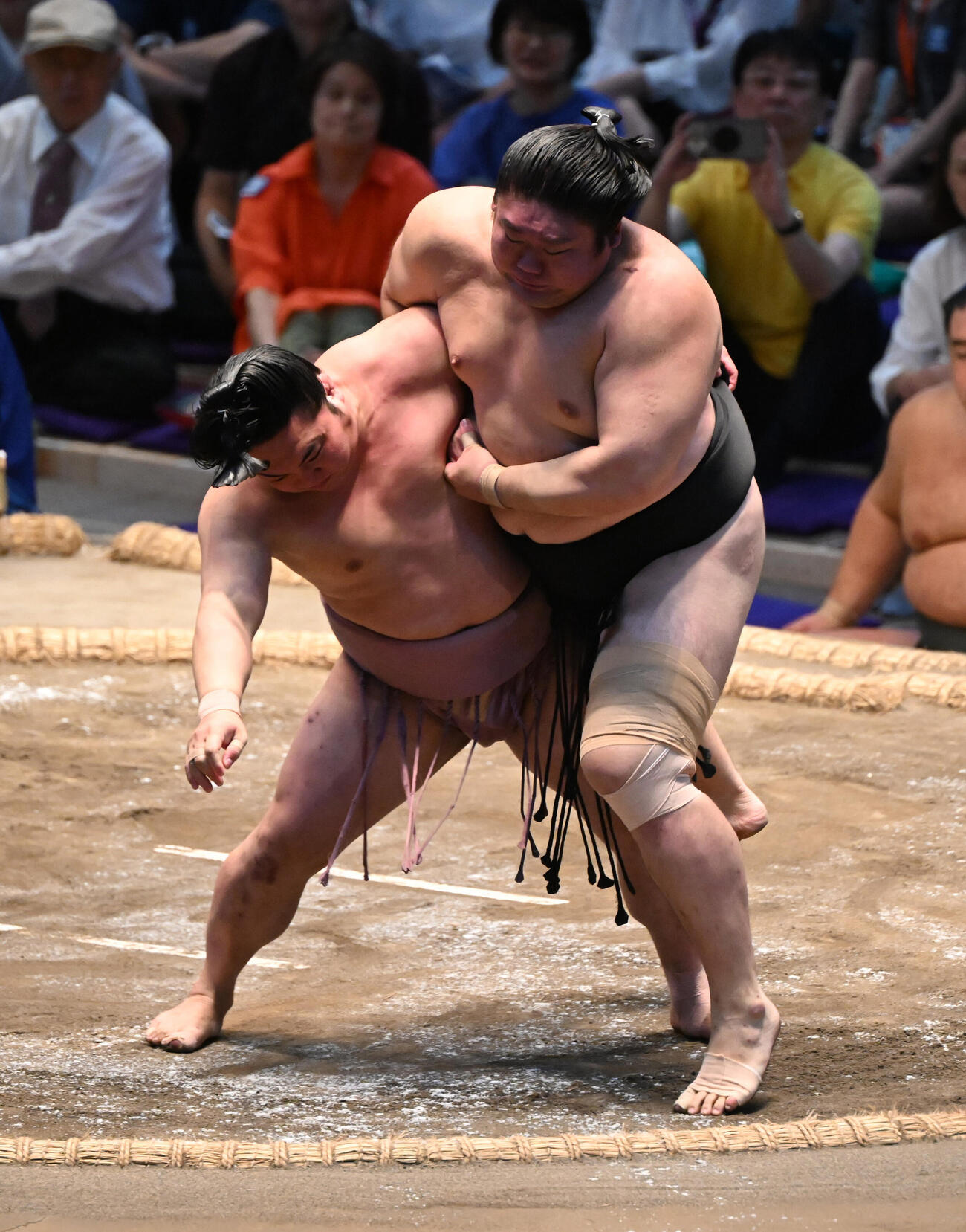 炎鵬（左）は寄り切りで西ノ龍を破る（撮影・和賀正仁）