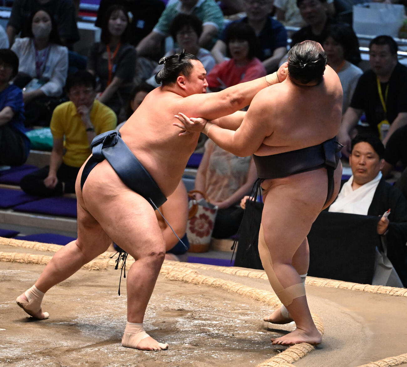 友風（右）を押し出しで破る玉鷲（撮影・和賀正仁）