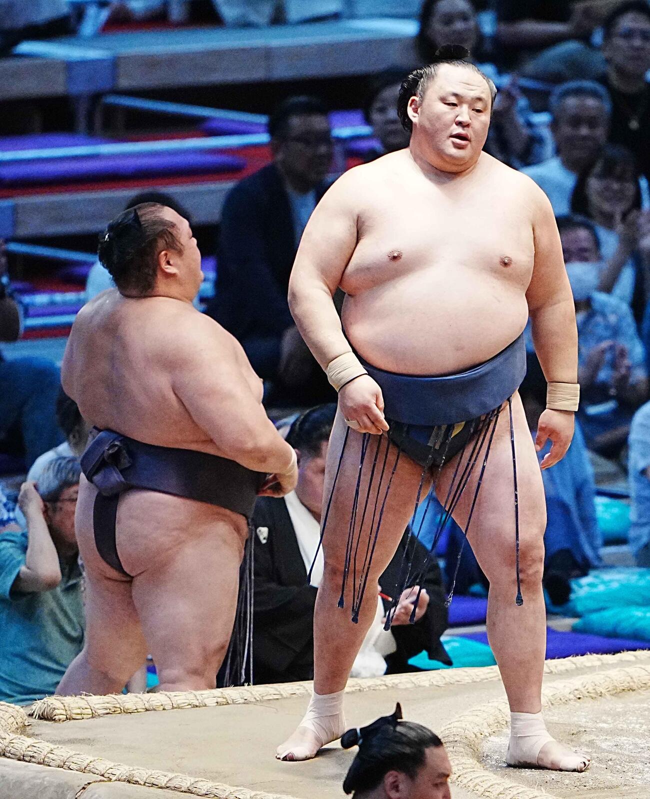 玉鷲（右）は友風を押し出しで破る（撮影・小沢裕）