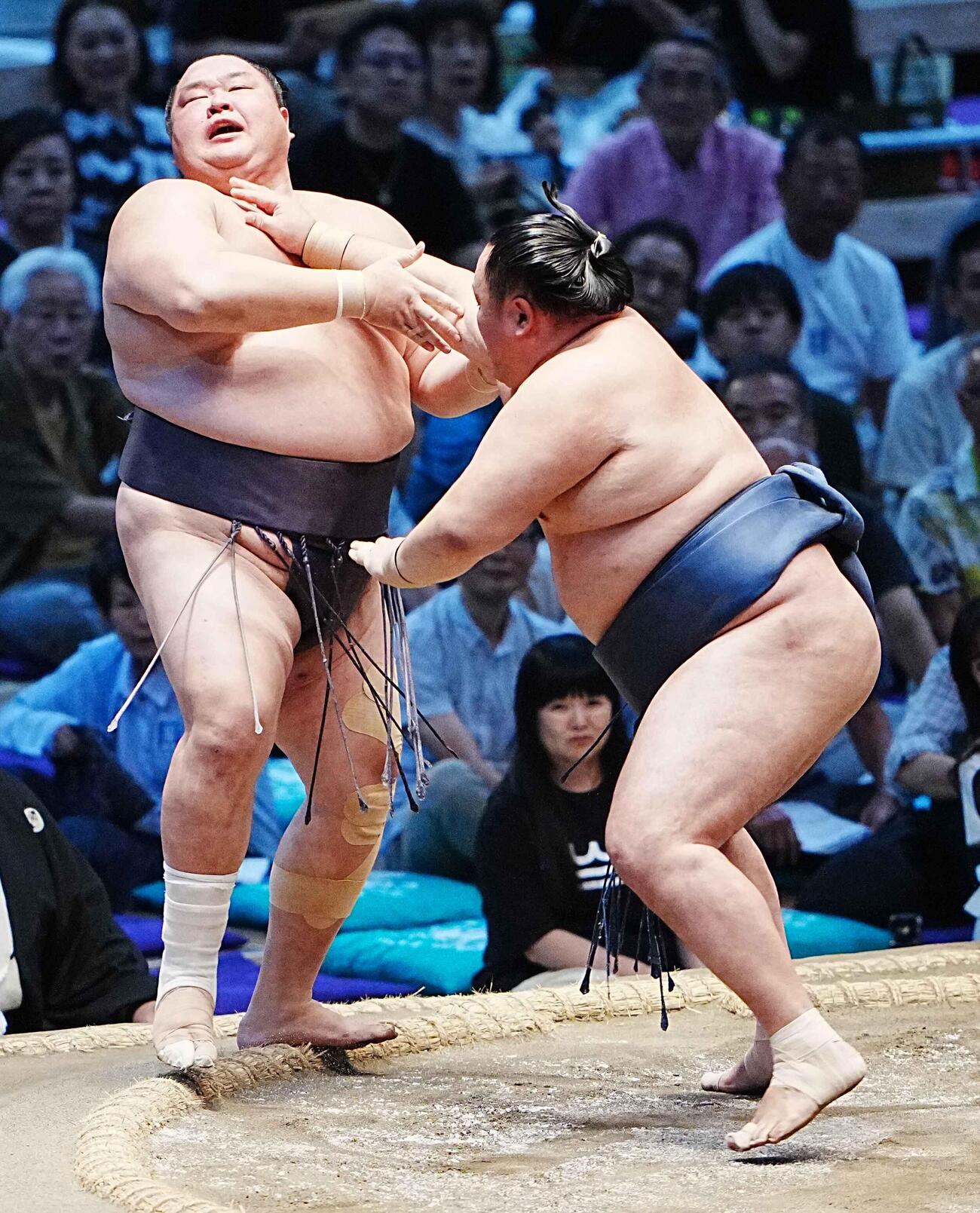 玉鷲（右）は友風を押し出しで破る（撮影・小沢裕）