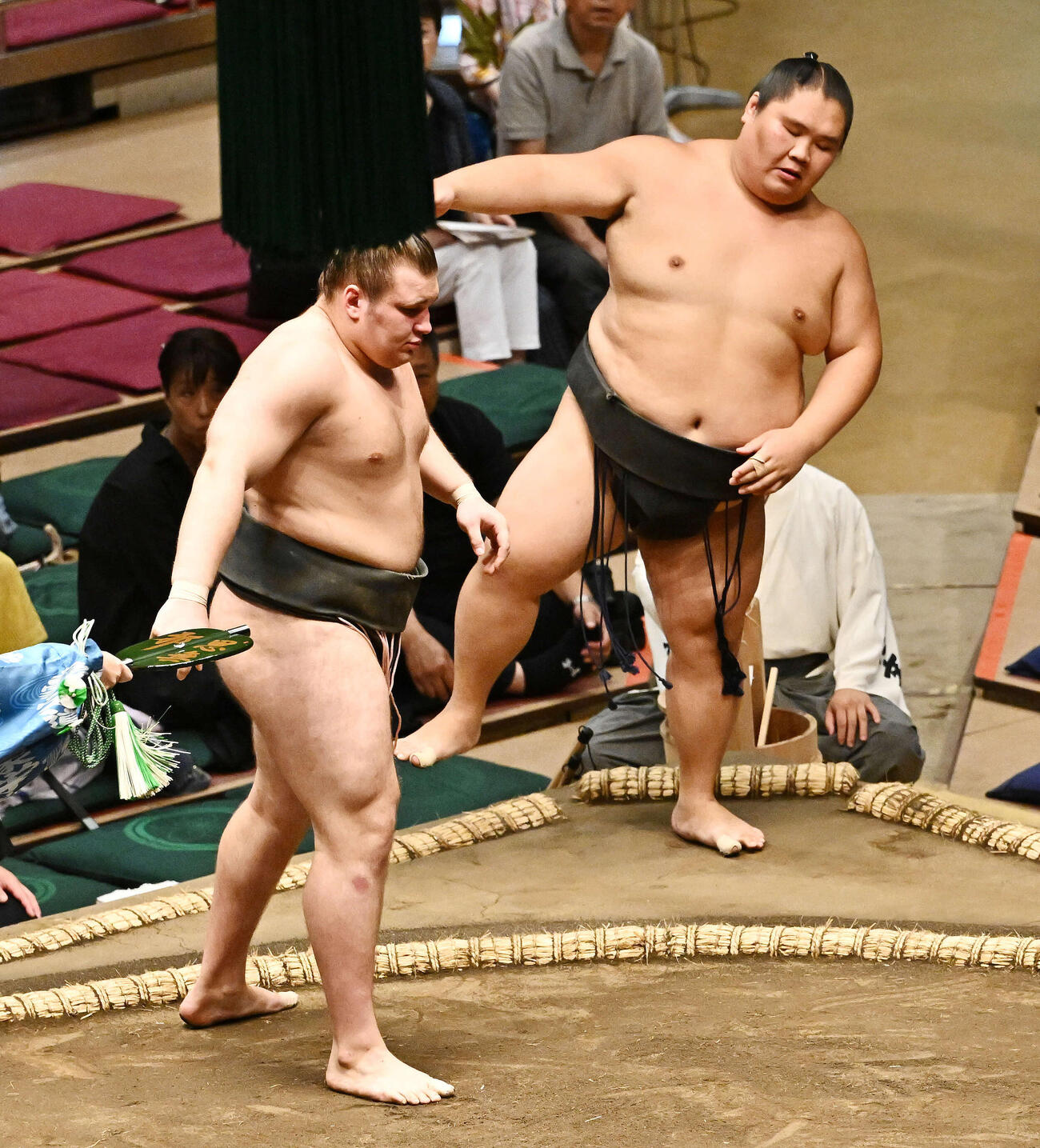 安青錦（左）は大翔丸を押し出しで破る（2024年9月撮影）