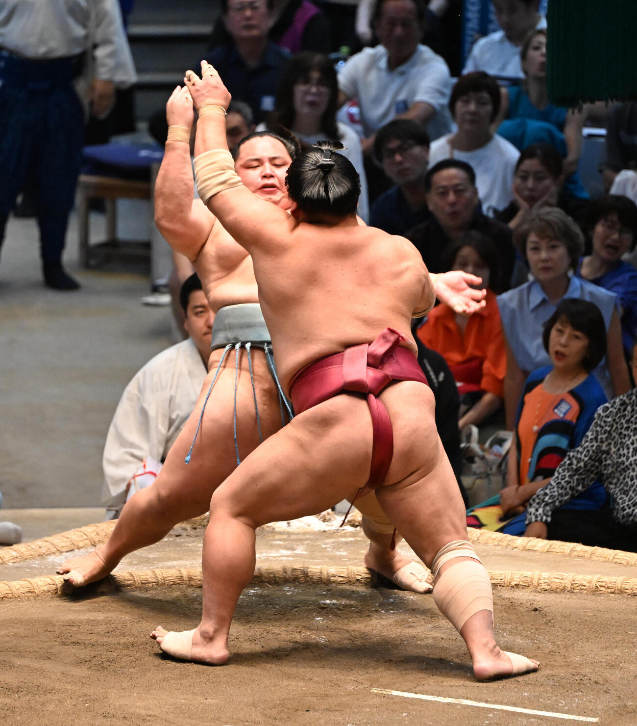 大栄翔（手前）は突き出しで琴勝峰を破る（撮影・和賀正仁）