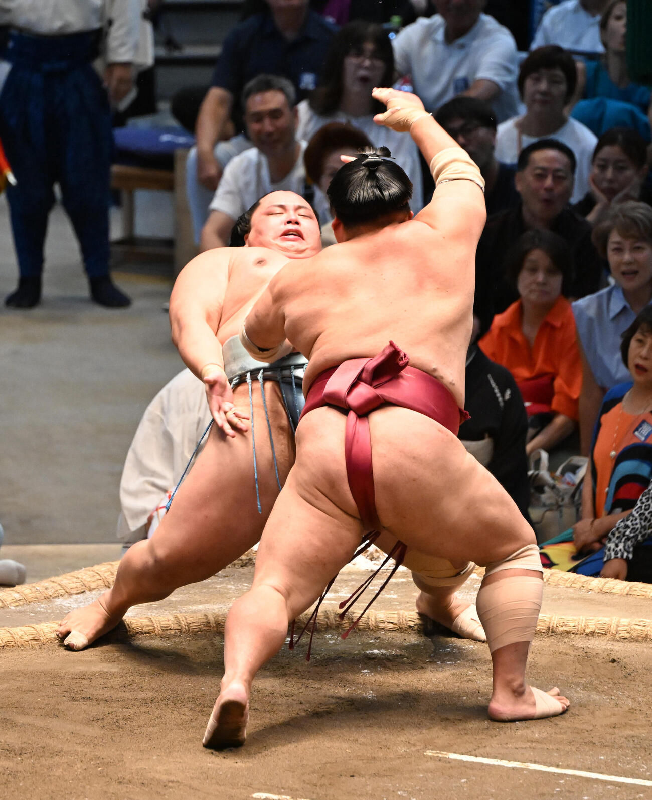 大栄翔（手前）は突き出しで琴勝峰を破る（撮影・和賀正仁）