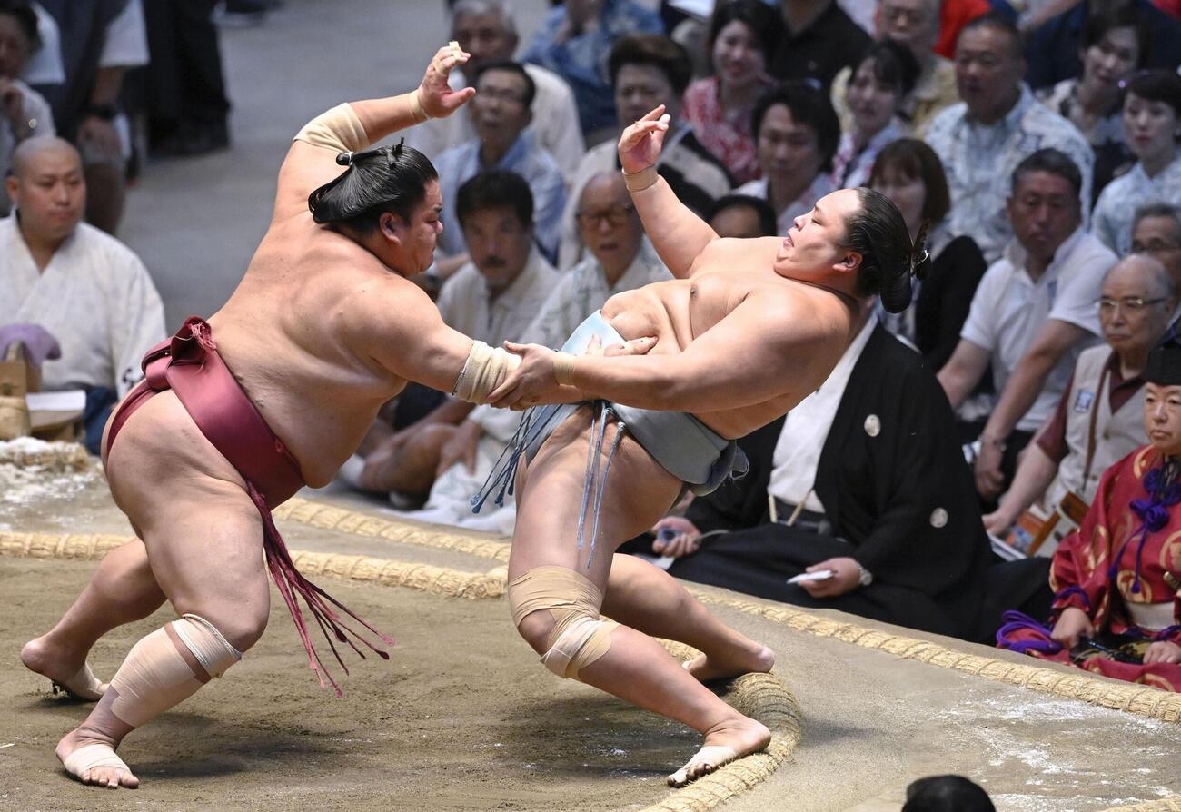 大栄翔（左）に攻められる琴勝峰。突き出しで敗れる＝IGアリーナ(共同)