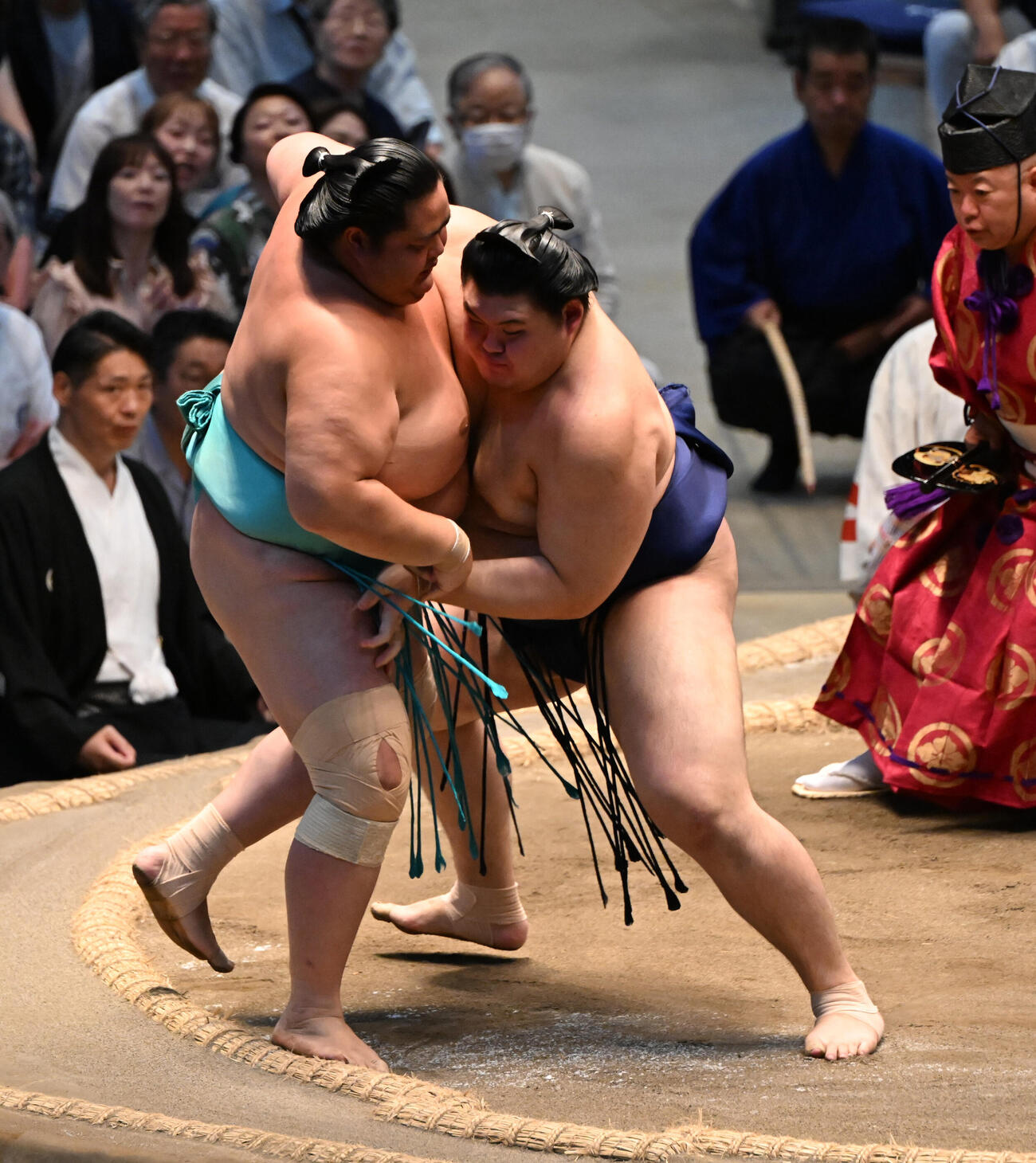 琴桜（左）を寄り切りで破る大の里（撮影・和賀正仁）