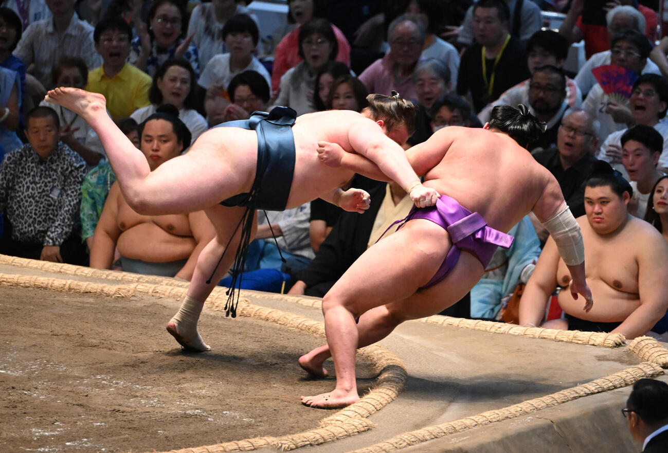 尊富士（右）を寄り倒しで破る安青錦（撮影・和賀正仁）