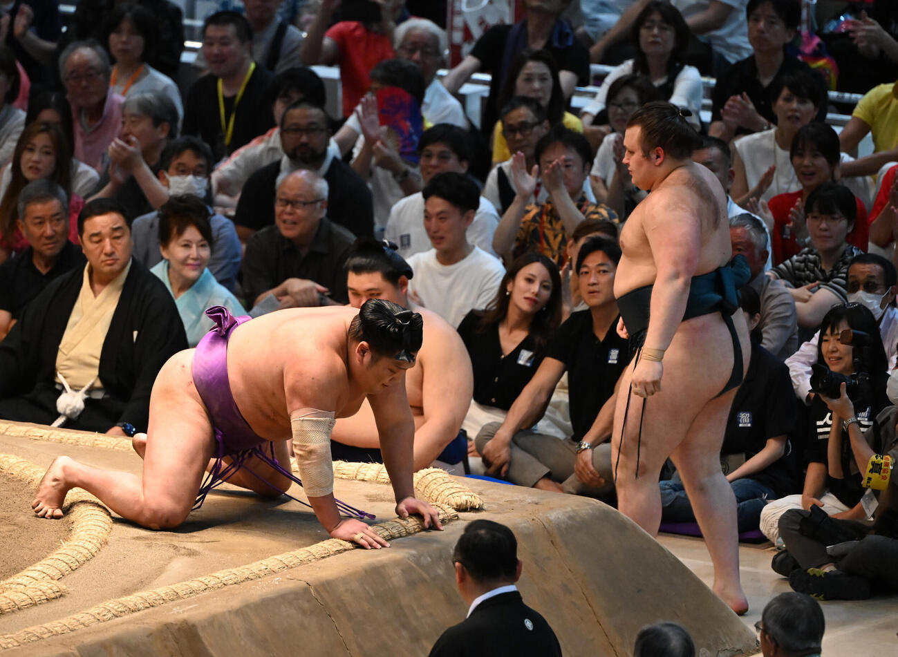 尊富士（左）を寄り倒しで破る安青錦（撮影・和賀正仁）