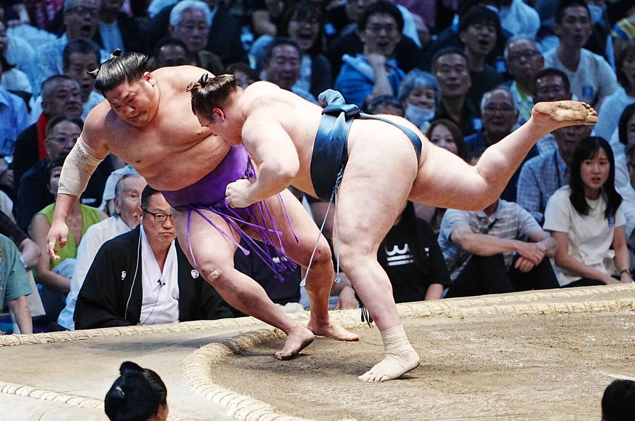 安青錦（右）は尊富士を寄り倒しで下す（撮影・小沢裕）