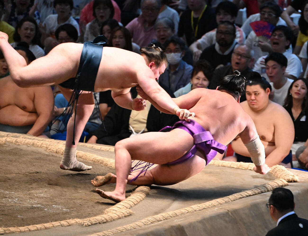 尊富士（右）を寄り倒しで破る安青錦（撮影・和賀正仁）