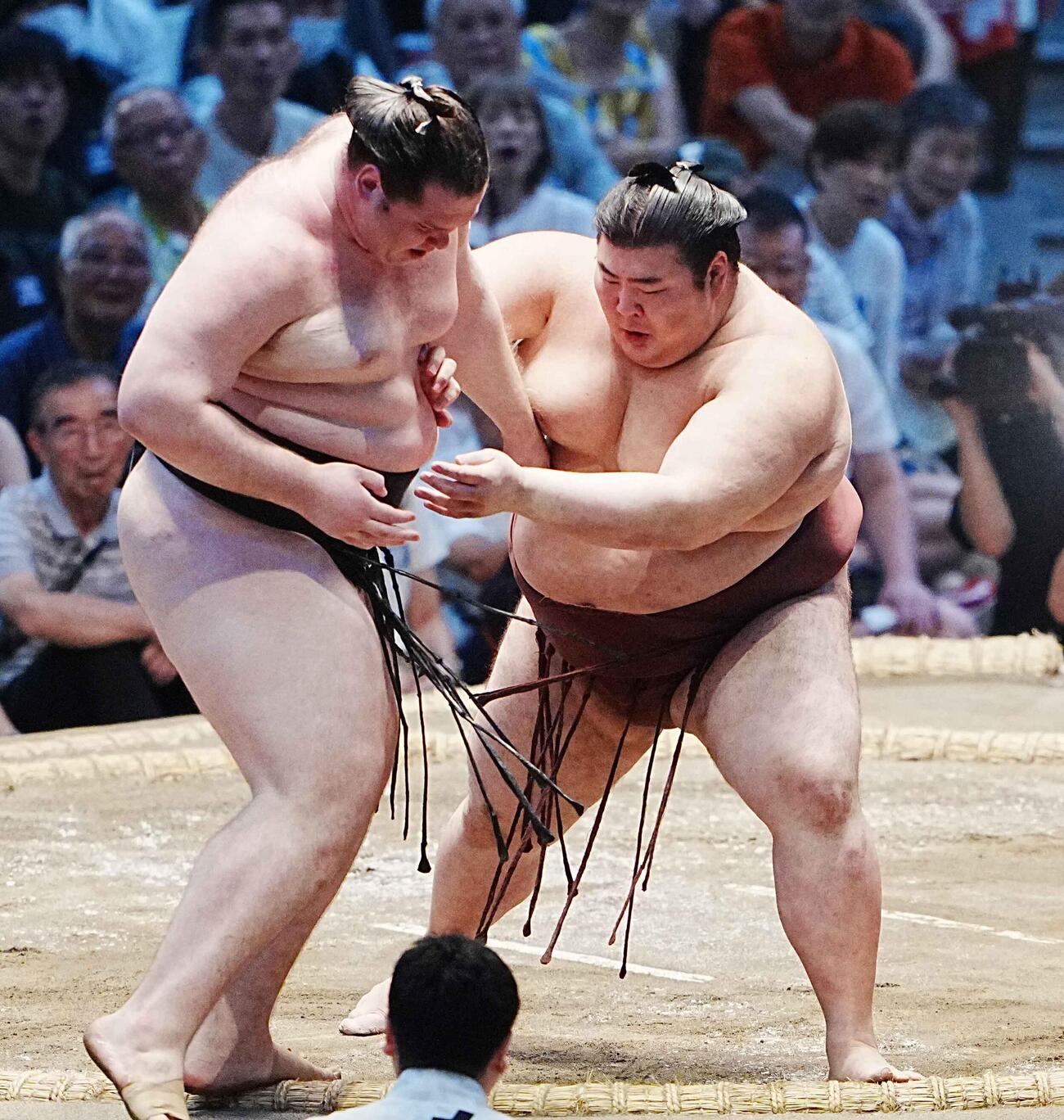 熱海富士（右）は獅司を押し出しで下す（撮影・小沢裕）
