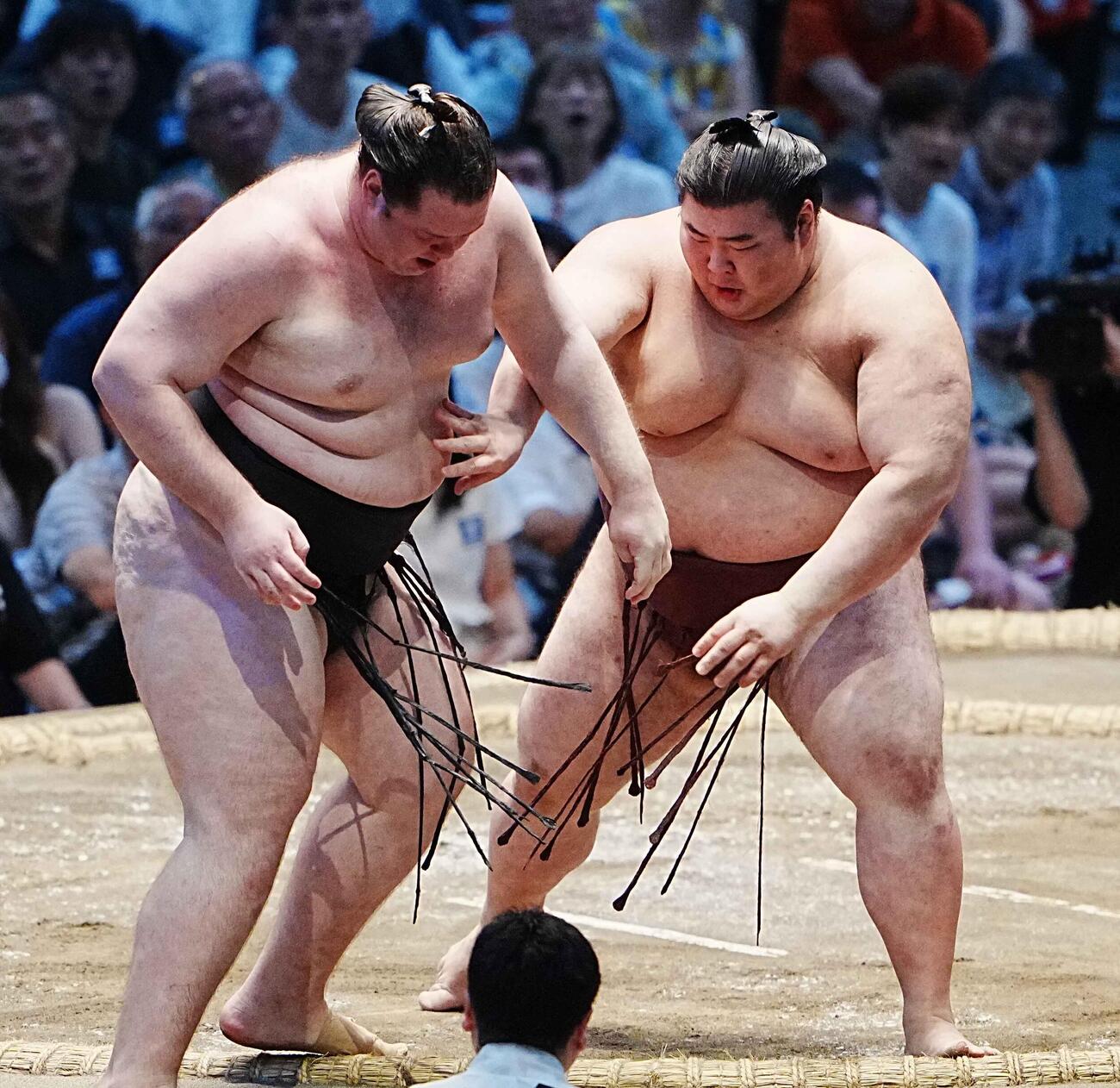 熱海富士（右）は獅司を押し出しで下す（撮影・小沢裕）