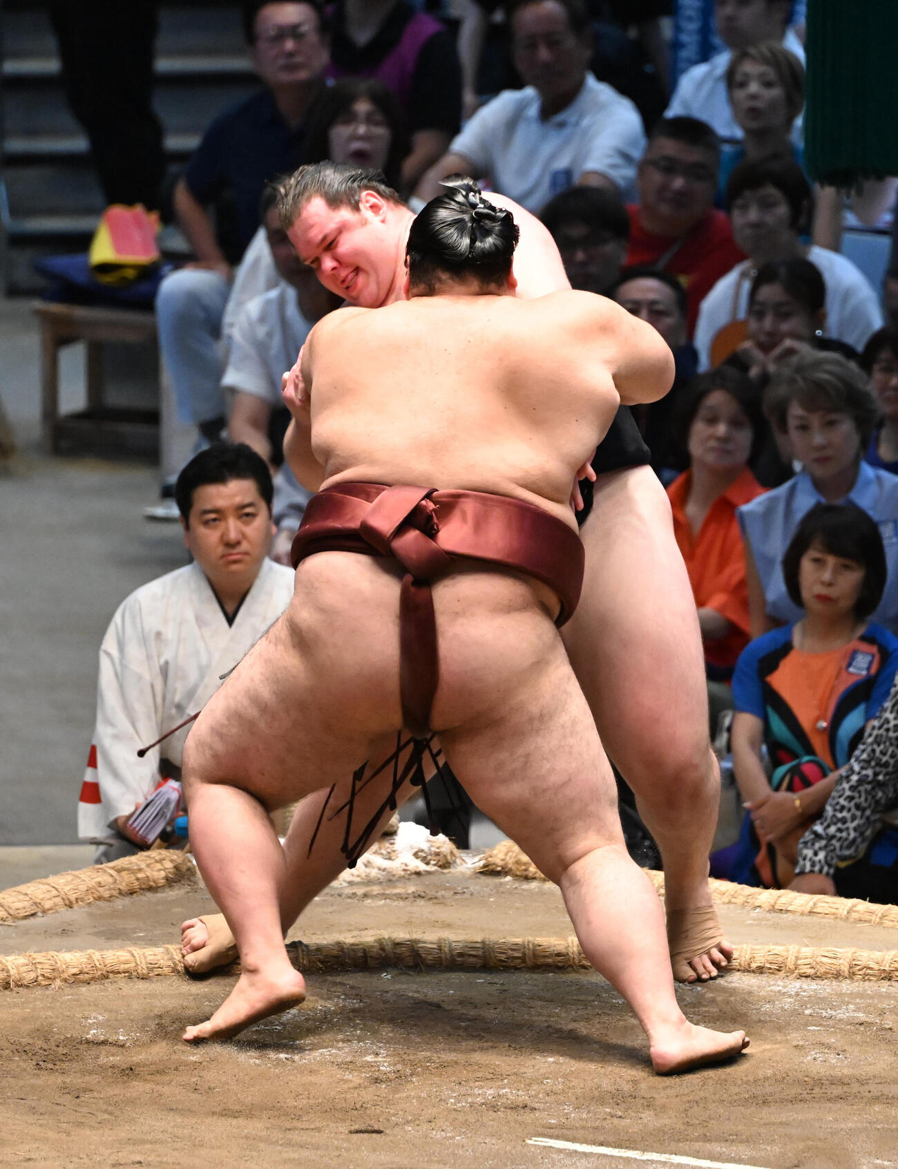 熱海富士（手前）は押し出しで獅司を破る（撮影・和賀正仁）