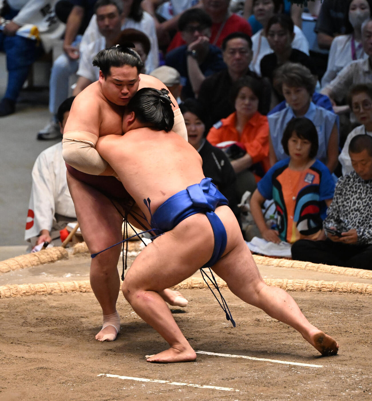 藤ノ川（手前）は寄り切りで錦富士を破る（撮影・和賀正仁）
