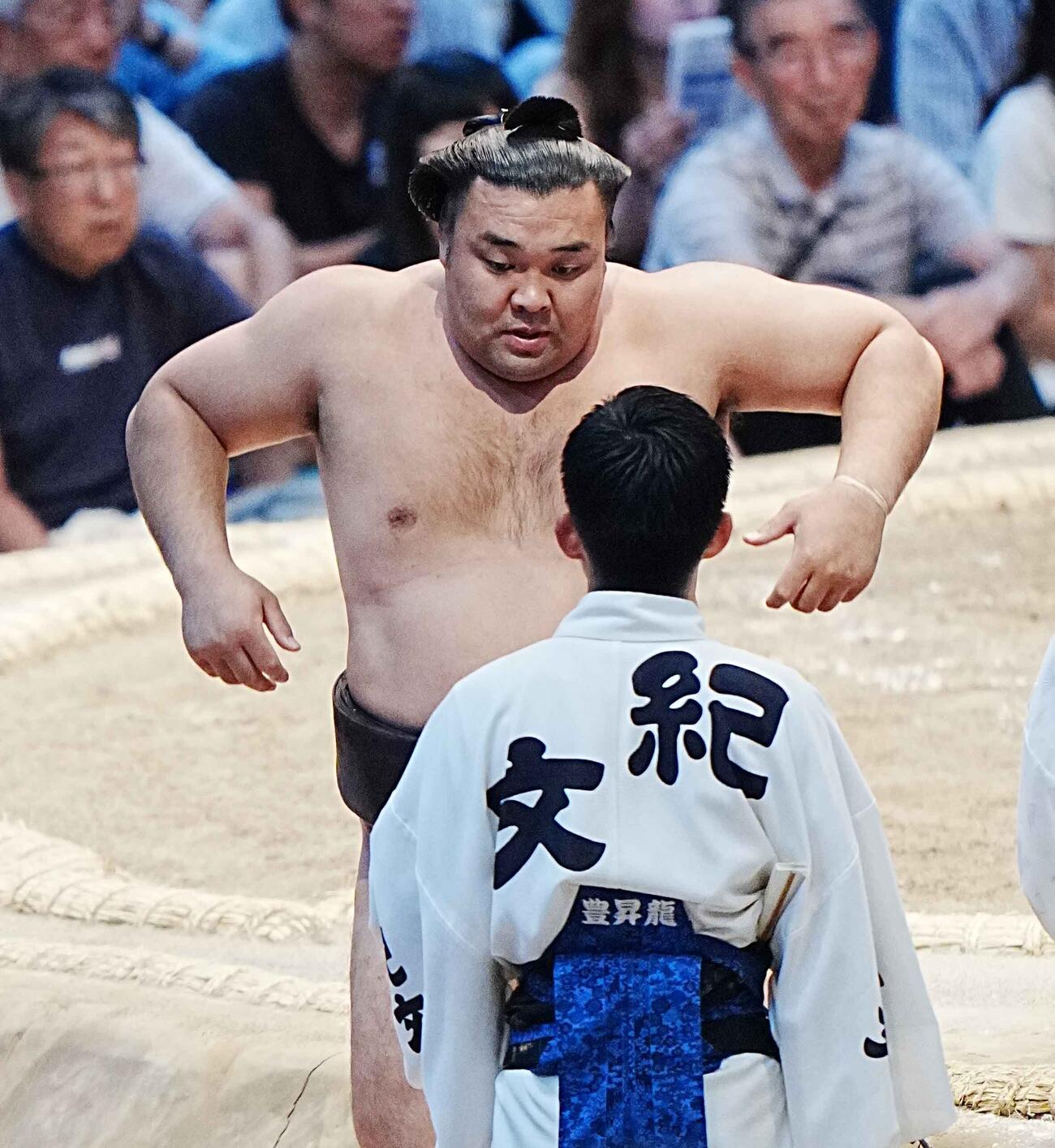不戦勝で3敗を死守した霧島（撮影・小沢裕）